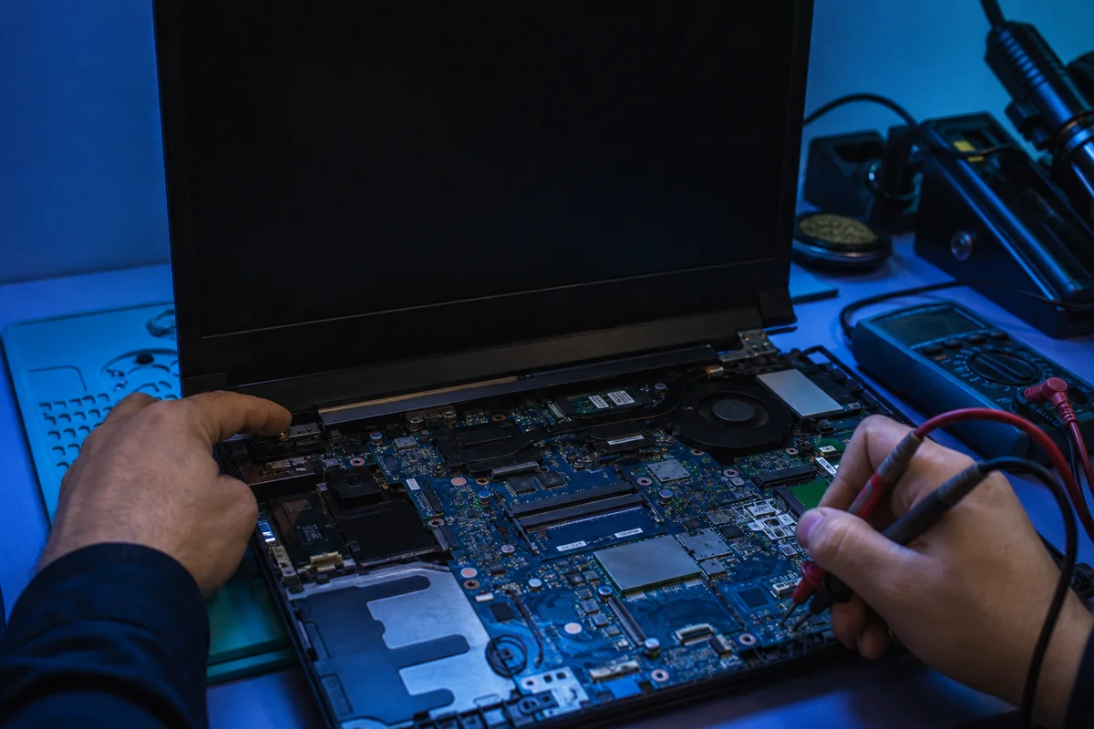 Laptop z czarnym ekranem podczas diagnostyki sekcji zasilania